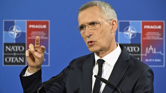 NATO-Generalsekretär Jens Stoltenberg spricht nach dem Treffen der Außen- und Verteidigungsminister der Mitgliedsstaaten in Prag vor der Presse. © CTK Foto: Michal Kamaryt