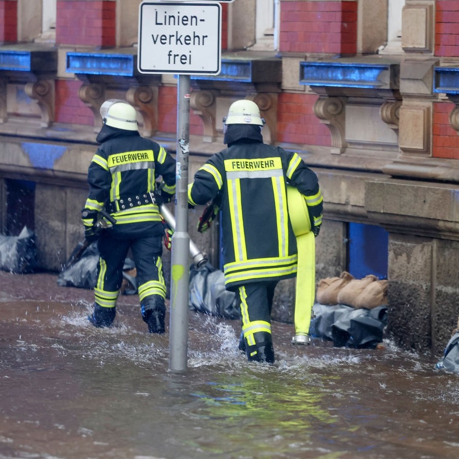 Überschwemmungen: Einsatzkräfte der Feuerwehr sind in Aktion in der Innenstadt von Flensburg, die Straßen stehen unter Wasser. © picture alliance Foto: Frank Molter