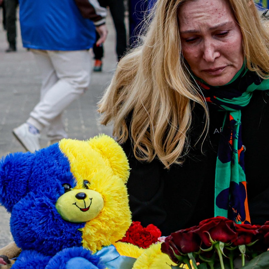 Anwohner legen am 14. April 2025 im Zentrum der ukrainischen Stadt Sumy Blumen an einer Gedenkstätte nieder, die zum Gedenken an die Opfer errichtet wurde, 14. April. © picture alliance / Anadolu Foto: Sofiia Bobok