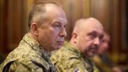 Der Oberbefehlshaber der ukrainischen Streitkräfte, Generaloberst Olexander Syrskyj, sitzt am Tisch mit dem neuen militärischen Führungsteam (Archivbild). © Ukrainisches Präsidentialamt/Zuma Press/dpa 