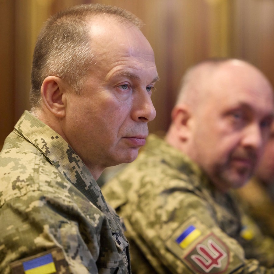 Der Oberbefehlshaber der ukrainischen Streitkräfte, Generaloberst Olexander Syrskyj, sitzt am Tisch mit dem neuen militärischen Führungsteam (Archivbild). © Ukrainisches Präsidentialamt/Zuma Press/dpa 