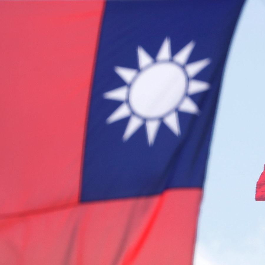 Ein Militärhubschrauer zeigt die Flagge Taiwans am Nationalfeiertag. © picture alliance Foto: Chiang Ying-ying