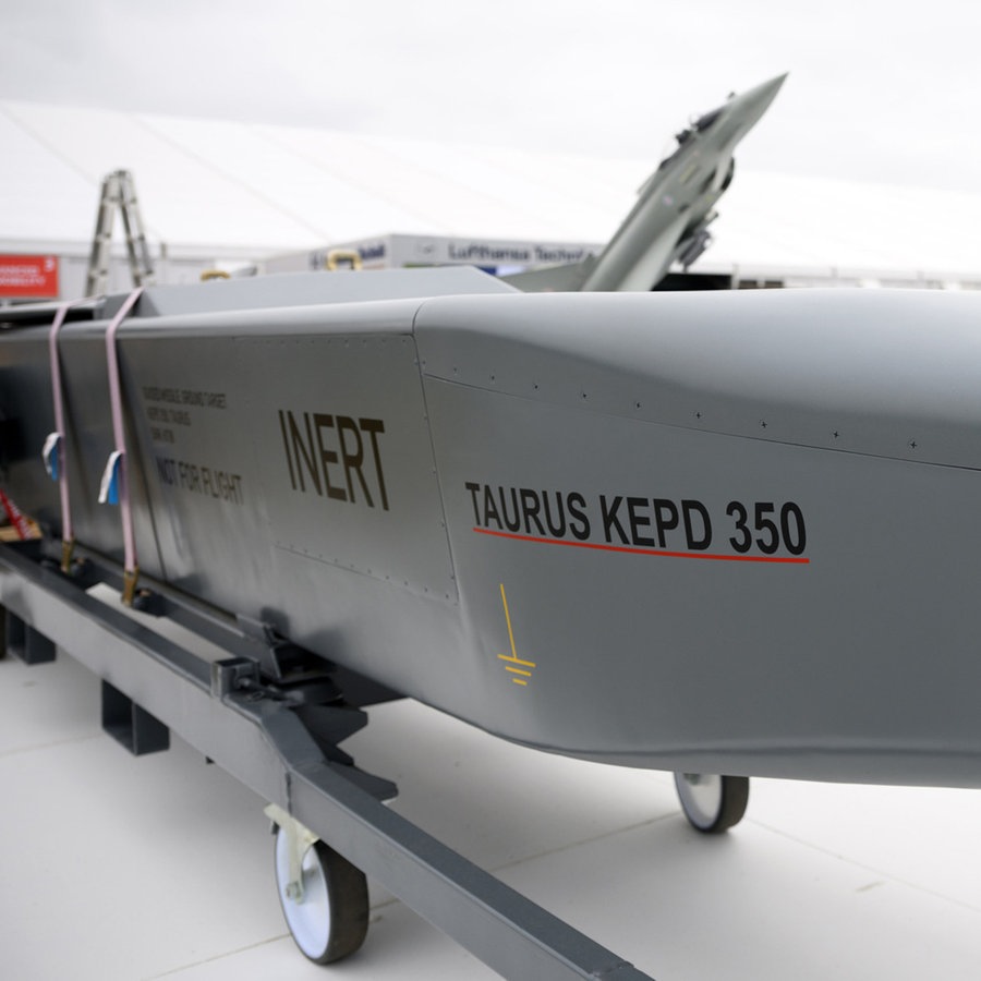 Der Marschflugkörper "Taurus KEPD-350" steht auf dem Gelände vom Flughafen Berlin Brandenburg (BER) am Stand des Rüstungskonzerns MBDA Deutschland. © dpa Foto: Bernd von Jutrczenka