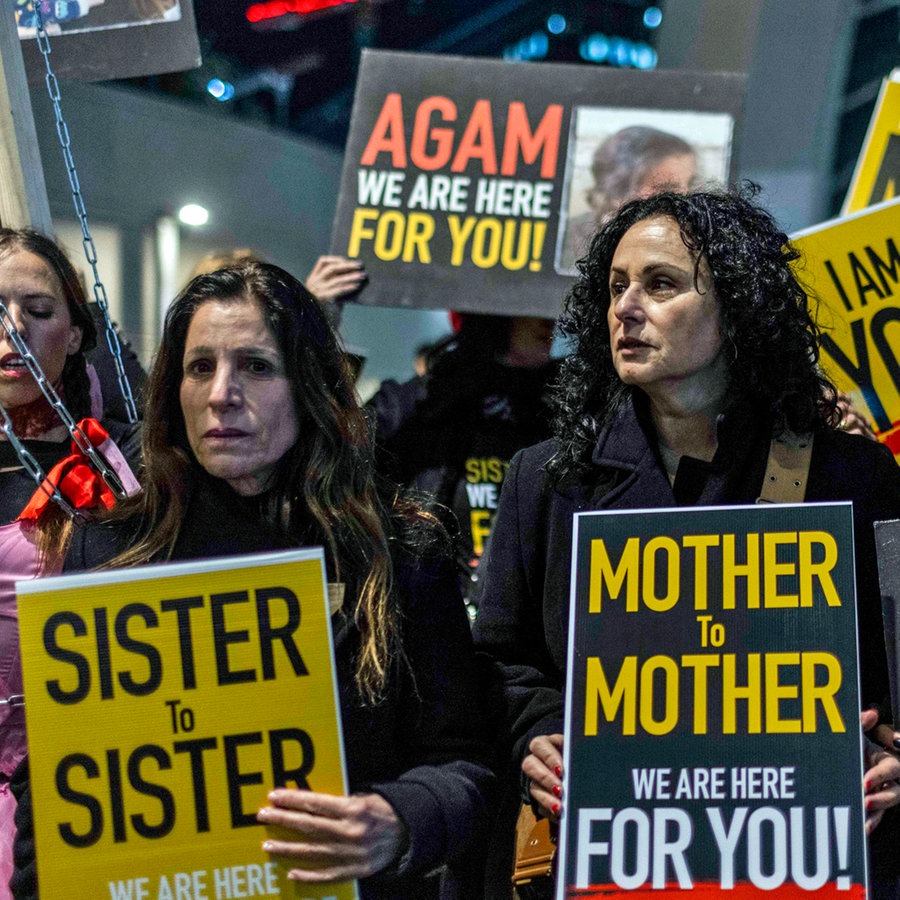 Israelische Frauen halten Plakate während einer Demonstration in Tel Aviv, die die Freilassung israelischer Geiseln in Gaza fordert. © dpa Foto: Ilia Yefimovich