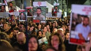 Israelis blockieren eine Hauptstraße in Tel Aviv, während Demonstranten die Freilassung der im Gazastreifen festgehaltenen Geiseln fordern. © dpa Foto: Ilia Yefimovich