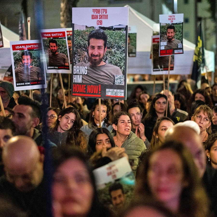 Israelis blockieren eine Hauptstraße in Tel Aviv, während Demonstranten die Freilassung der im Gazastreifen festgehaltenen Geiseln fordern. © dpa Foto: Ilia Yefimovich