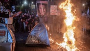 Angehörige und Unterstützer der von der Hamas entführten Geiseln nehmen an einer Demonstration in Tel Aviv teil, bei der ihre Freilassung gefordert wird. © dpa Foto: Ilia Yefimovich