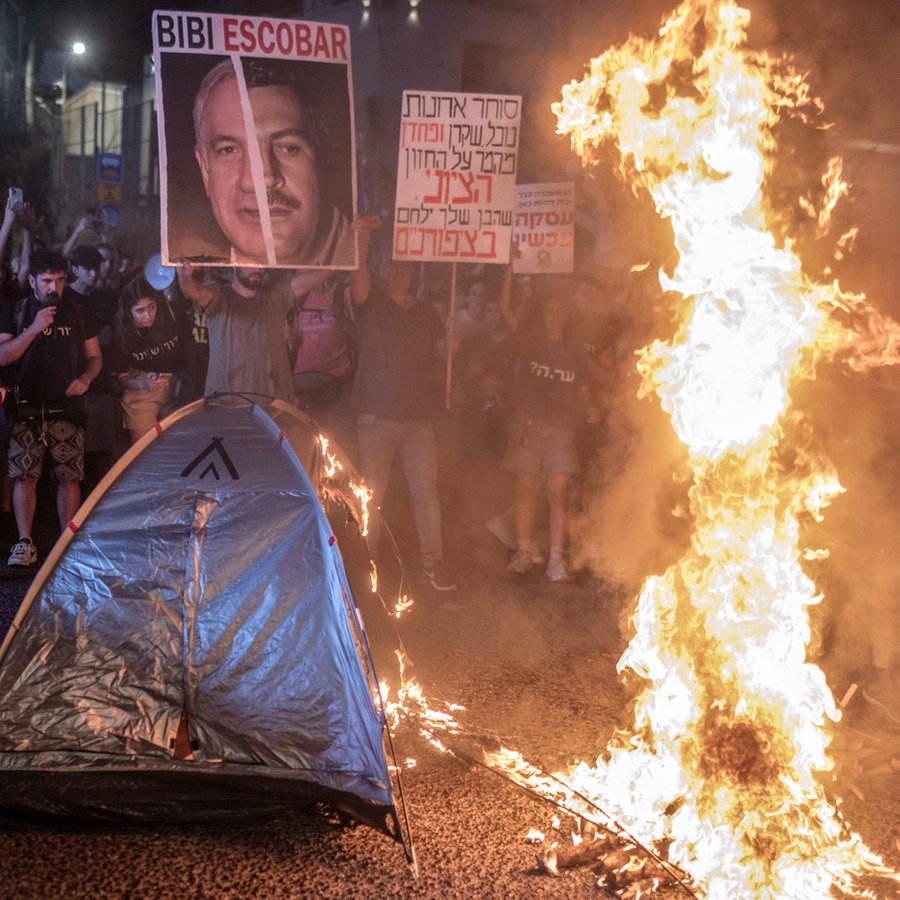 Angehörige und Unterstützer der von der Hamas entführten Geiseln nehmen an einer Demonstration in Tel Aviv teil, bei der ihre Freilassung gefordert wird. © dpa Foto: Ilia Yefimovich