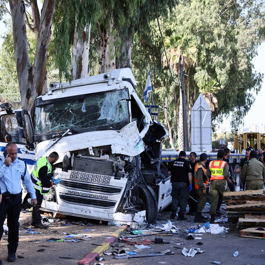 Polizei und Rettungskräfte sind am Ort eines Vorfalls mit einem LKW an der Gillot-Kreuzung in der Nähe von Tel Aviv im Einsatz. © XinHua/dpa Foto: Jamal Awad