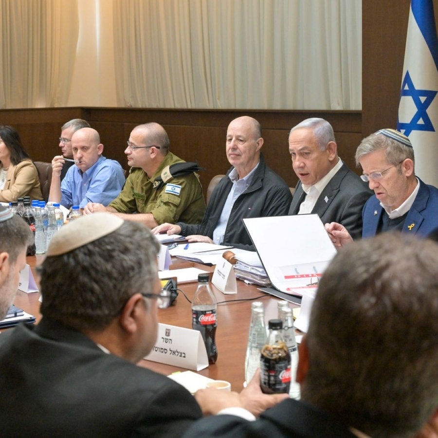 Der israelische Ministerpräsident Benjamin Netanjahu hält eine Sitzung des Sicherheitskabinetts im Büro des Ministerpräsidenten ab. Das israelische Sicherheitskabinett stimmte für das Abkommen über eine Waffenruhe im Gazastreifen gegen Geiselnahme. © picture alliance/dpa/XinHua | Kobi Gideon Foto: Kobi Gideon