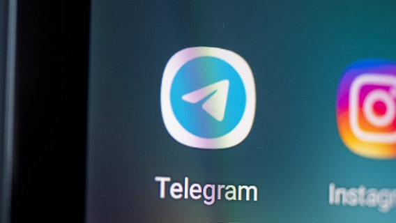 Auf dem Bildschirm eines Smartphones sieht man das Logo der Messenger App Telegram © picture alliance/dpa | Fabian Sommer Foto: Fabian Sommer
