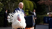 Joe Biden begnadigt einen Tuthahn an Thangsgiving im Garten des Weißen Hauses. © picture alliance Foto: Yuri Gripas