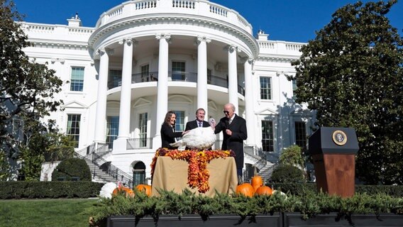 US-Präsident Joe Biden begnadigt den nationalen "Thanksgiving"-Truthahn im Garten des Weissen Hauses. © ddp/Sipa USA Foto: Oliver Contreras