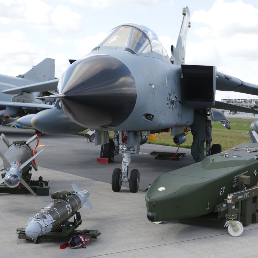 Ein Tornado, mit einem davor liegenden Luft-Boden-Marschflugkörper "Taurus", ist bei der Internationalen Luft- und Raumfahrtausstellung (ILA) auf dem Flughafen Berlin-Schönefeld ausgestellt. © dpa Foto: Jörg Carstensen