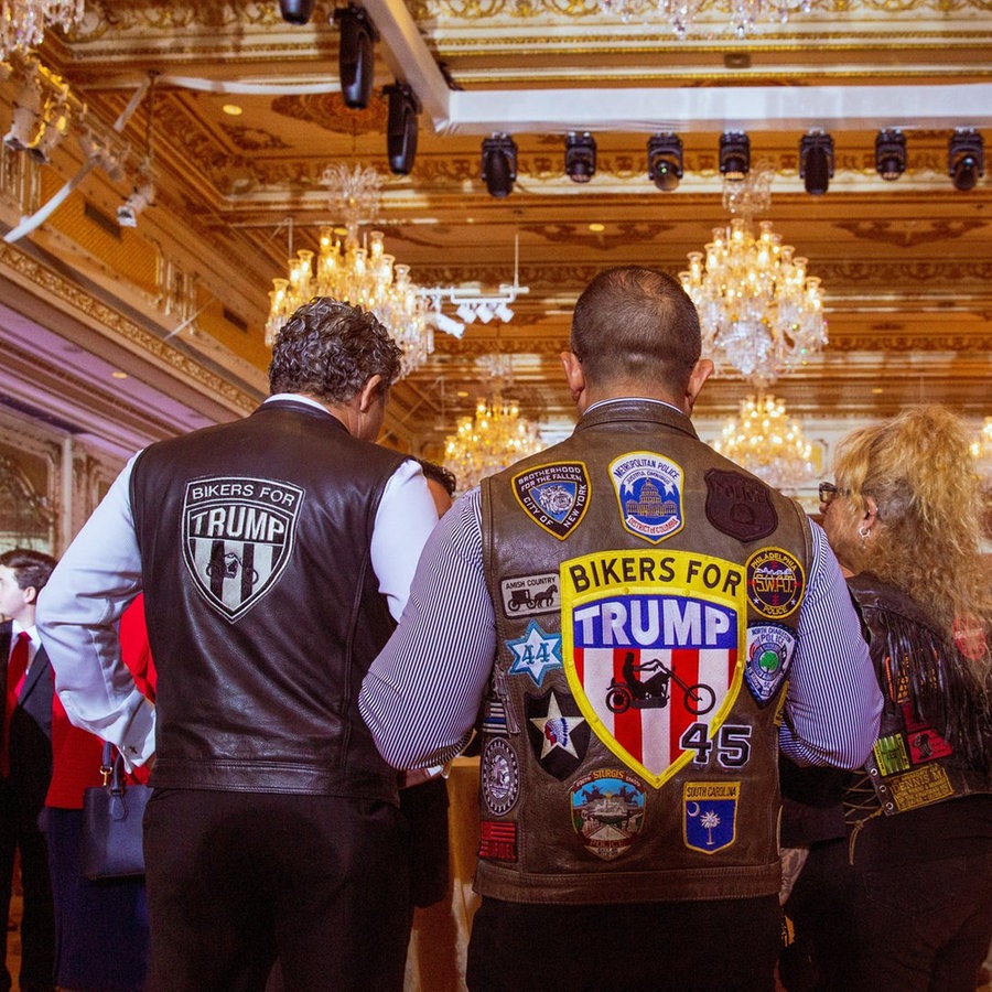 Zwei Unterstützer von Ex-Präsident Donald Trump tragen Lederwesten mit Trumps Namen darauf © The New York Times Foto: SAUL MARTINEZ