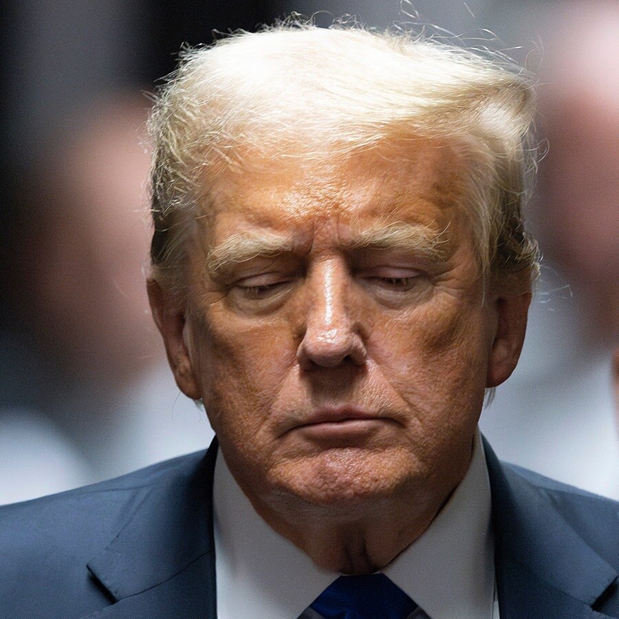 Der ehemalige Präsident Donald Trump verlässt das Gerichtsgebäude, nachdem eine Jury ihn in seinem Strafprozess am Manhattan Criminal Court in allen 34 Anklagepunkten für schuldig befunden hat. © picture alliance Foto: Justin Lane