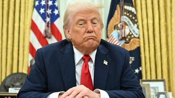 US-Präsident Donald Trump spricht zu Reportern im Oval Office des Weißen Hauses (Washington). © Uncredited/Pool/AP/dpa 
