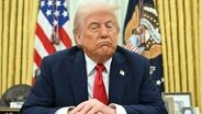 US-Präsident Donald Trump spricht zu Reportern im Oval Office des Weißen Hauses (Washington). © Uncredited/Pool/AP/dpa 