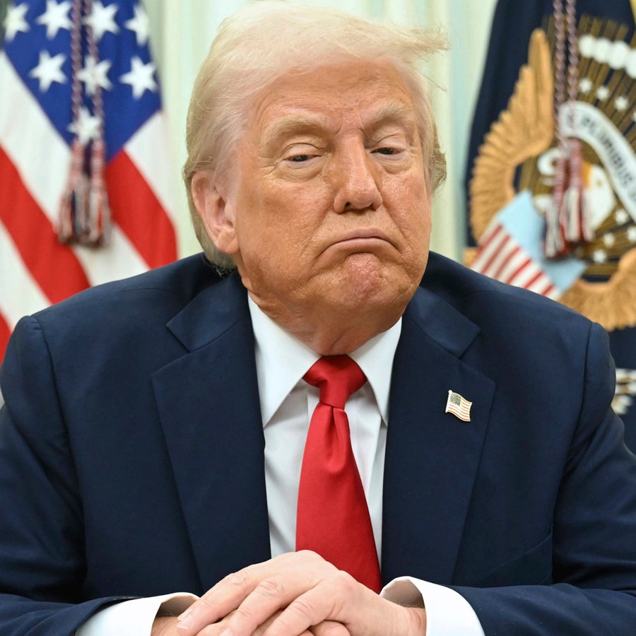 US-Präsident Donald Trump spricht zu Reportern im Oval Office des Weißen Hauses (Washington). © Uncredited/Pool/AP/dpa 