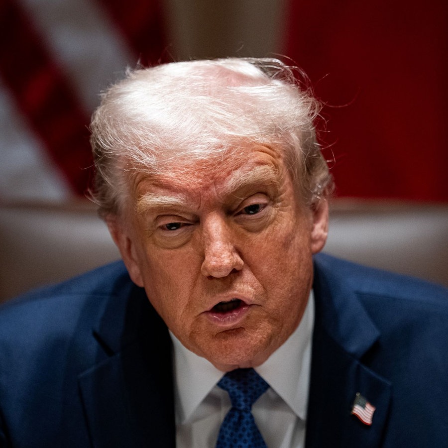 US-Präsident Donald Trump spricht im Weißen Haus. © picture alliance/dpa/AP 