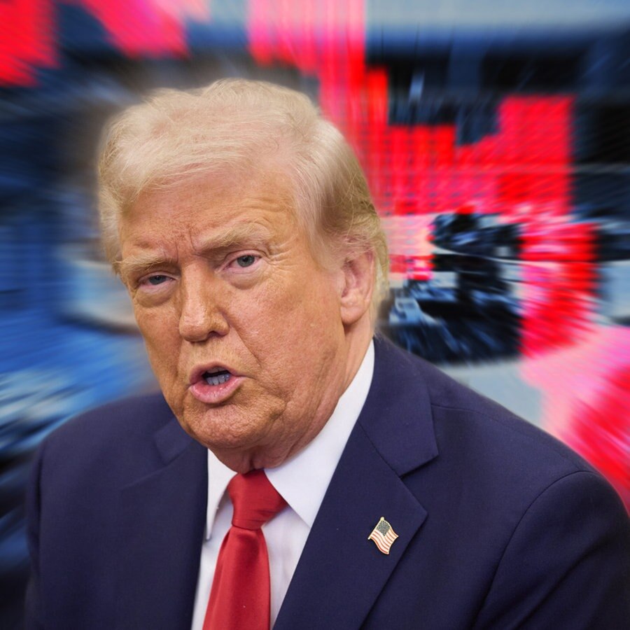 Fotomontage: US-Präsident Donald Trump vor einer Abbildung von abfallenden Börsenkursen auf einem Bildschirm. © picture alliance Foto: SvenSimon | Elmar Kremser