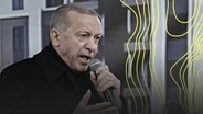 Recep Tayyip Erdogan, Präsident der Türkei, spricht auf einer Kundgebung in ein Mikrofon. © picture alliance Foto: Mehmet Masum Suer