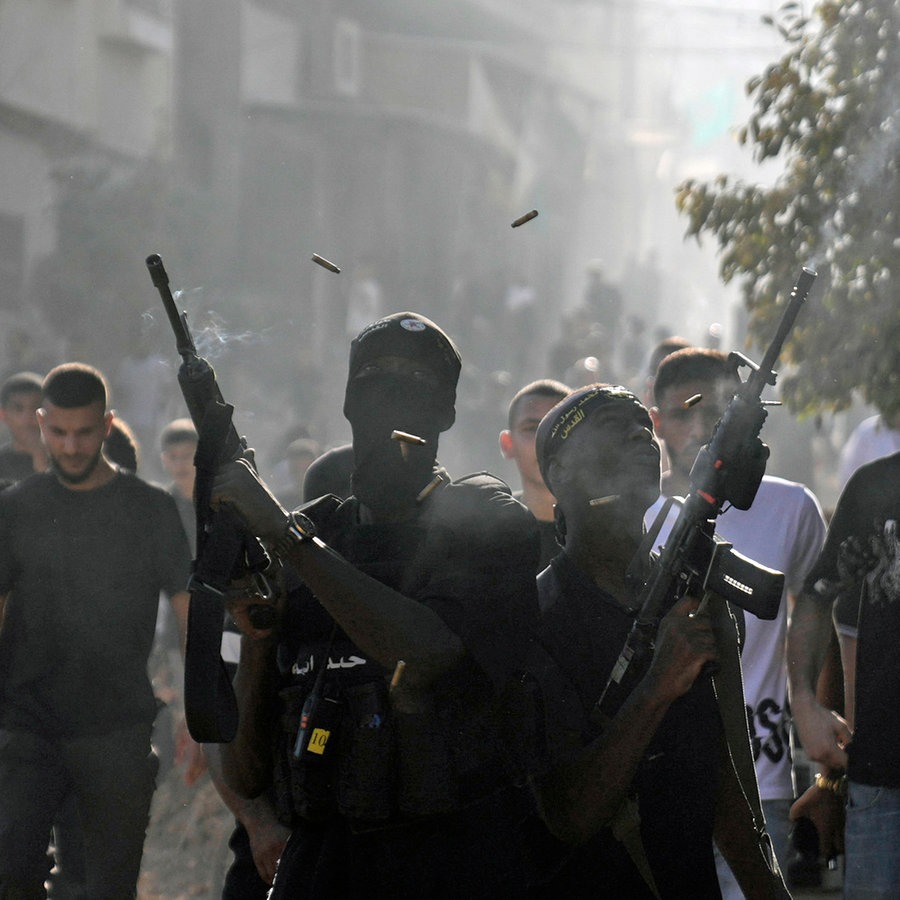 Bewaffnete Palästinenser feuern ihre Waffen in Tulkarem (Gaza) ab. © AP/dpa Foto: Majdi Mohammed