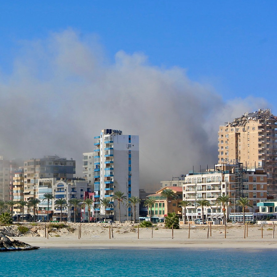 Rauch steigt von Häusern auf nach einem israelischen Luftangriff auf Tyros (Libanon).. © XinHua/dpa Foto: Ali Hashisho