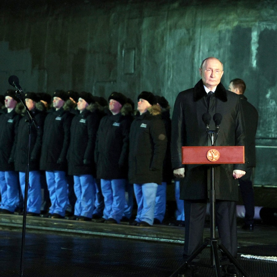 Der russische Präsident Wladimir Putin nimmt an einer feierlichen Taufe des Atom-U-Bootes "Perm" auf dem Atomflot, einem Servicestützpunkt für die Atomflotte, in Murmansk (Russland) teil. © ASSOCIATED PRESS Foto: Gavriil Grigorov