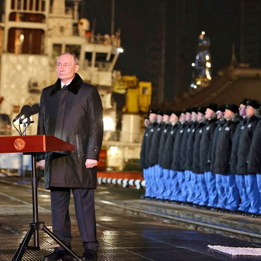 Der russische Präsident Wladimir Putin nimmt an einer feierlichen Taufe des Atom-U-Bootes "Perm" auf dem Atomflot, einem Servicestützpunkt für die Atomflotte, in Murmansk (Russland) teil. © Pool Sputnik Kremlin/AP/dpa Foto: Sergei Karpukhin