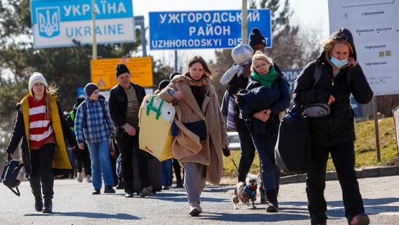 Mehrere ukrainische Flüchtlinge, die auf einer Straße unterwegs sind © picture alliance / Photoshot | - Foto: picture alliance / Photoshot | -