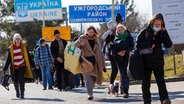 Mehrere ukrainische Flüchtlinge, die auf einer Straße unterwegs sind © picture alliance / Photoshot | - Foto: picture alliance / Photoshot | -