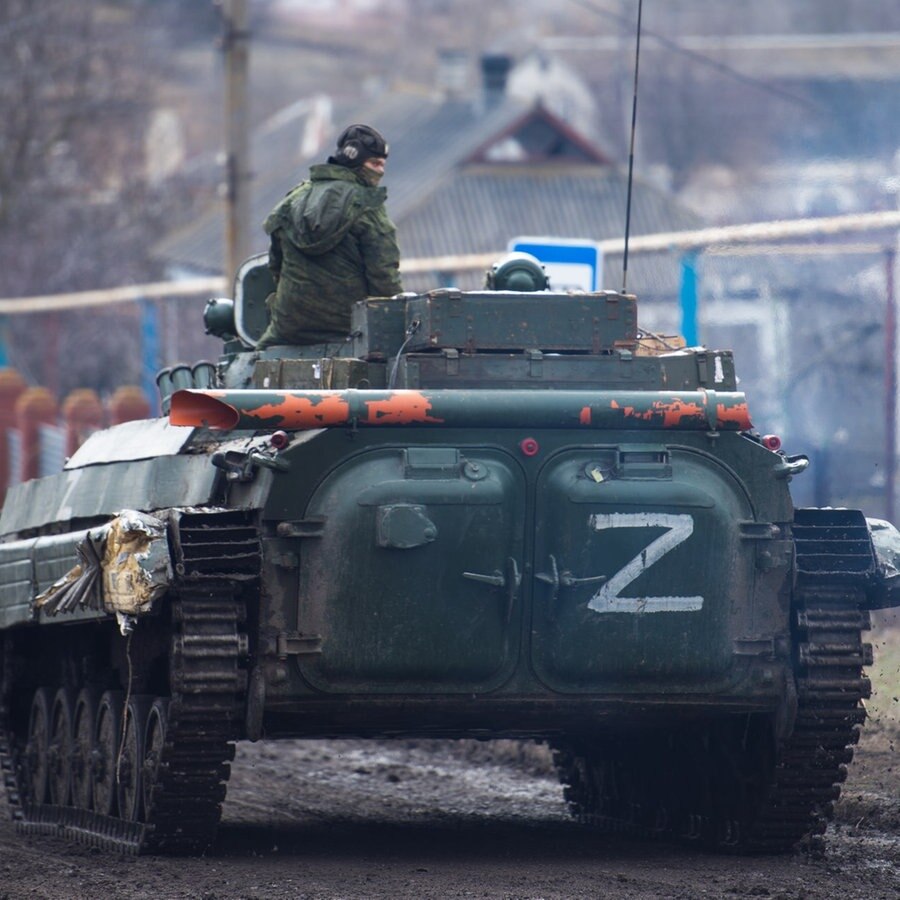 Ein russischer Panzer rollt durch das Dorf Bugas in der Ukraine. © picture alliance Foto: Taisiya Vorontsova