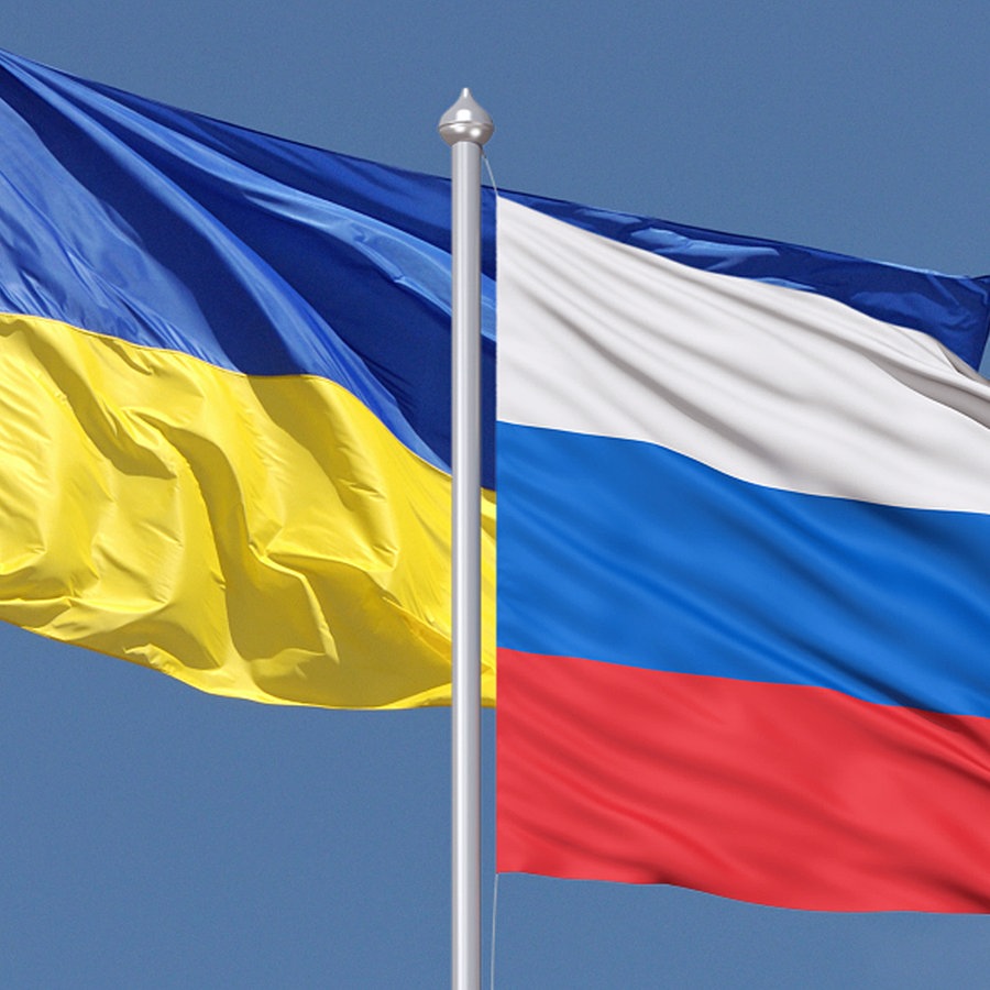 Eine ukrainische und eine russische Flagge wehen (Bildmontage). © Fotolia Foto: fimg, Olga Kovalenk