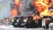 Brennende Fahrzeuge in einem Öldepot in Makijiwka nach dem Einschlag von Raketen. © picture alliance 