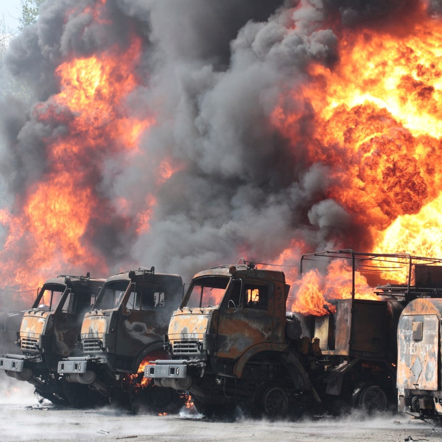 Brennende Fahrzeuge in einem Öldepot in Makijiwka nach dem Einschlag von Raketen. © picture alliance 