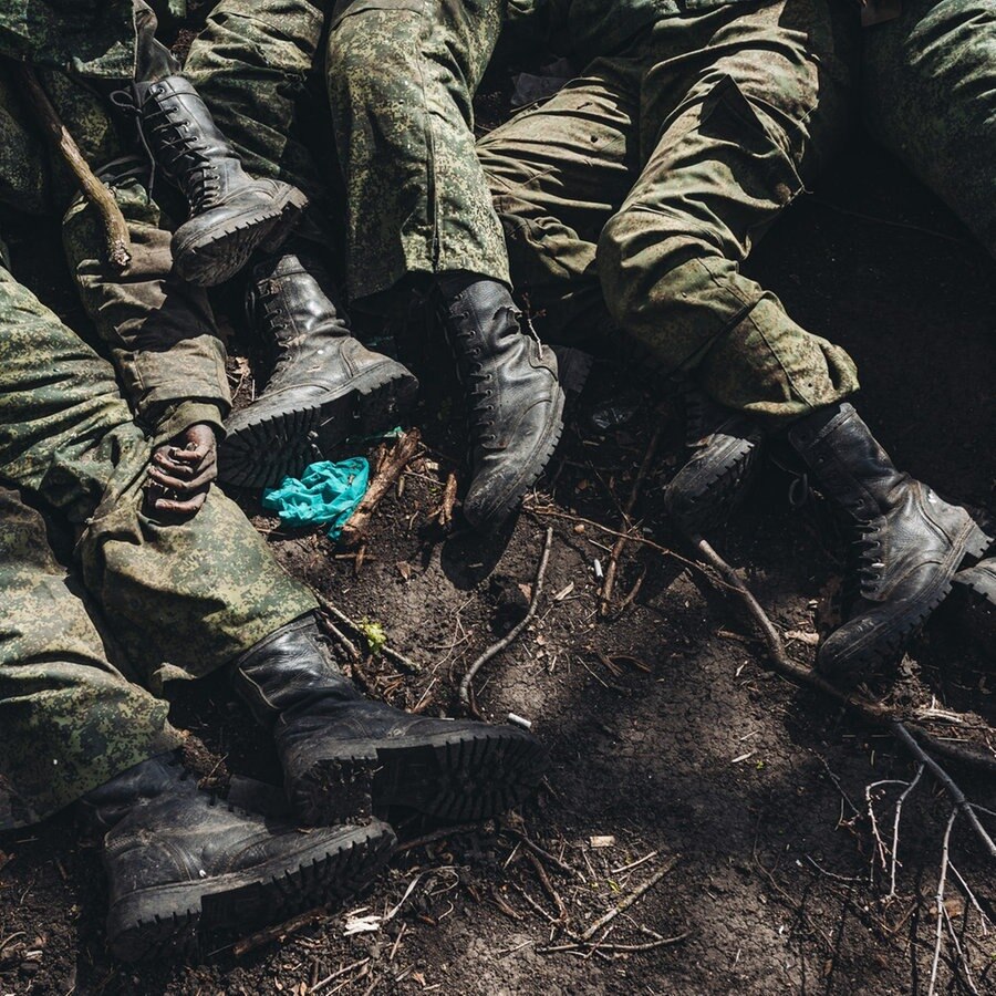Ein Grab mit russischen Soldaten in der Region Charkiw. © picture alliance Foto: Diego Herrera Carcedo