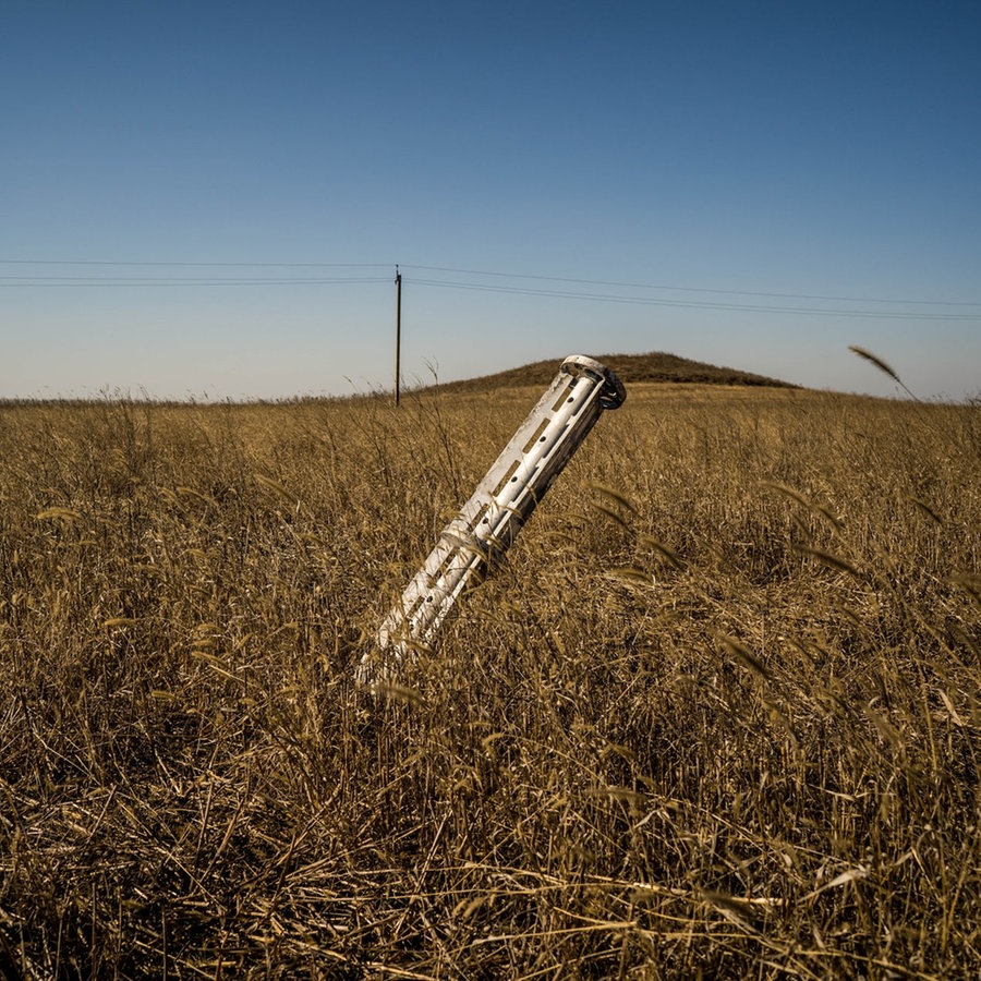 Eine russische Rakete steckt in einem Feld in Mykolajiw in der Ukraine. © picture alliance Foto: Vincenzo Circosta