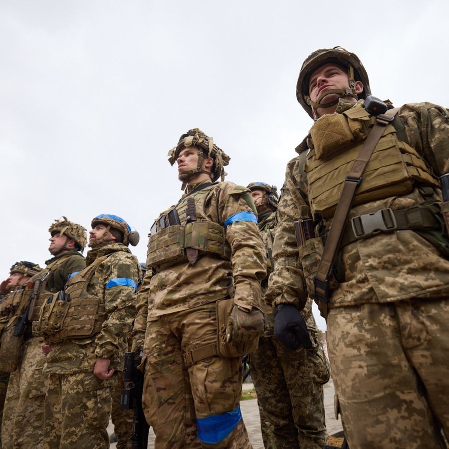 Der Präsident der Ukraine Selenskyj besucht die Armee in Charkiw. © picture alliance Foto: Sven Simon