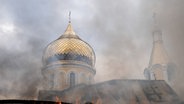 Ein Feuer bedroht die ukrainisch-orthodoxe St.-Nikolaus-Kirche in Kupjansk in der Ukraine. © picture alliance Foto: Ashley Chan
