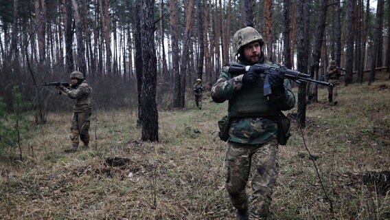 Zwei ukrainische Soldaten stehen in
der Nähe der Frontlinie. © picture alliance Foto: Roman Chop