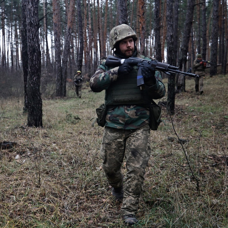 Zwei ukrainische Soldaten stehen in
der Nähe der Frontlinie. © picture alliance Foto: Roman Chop