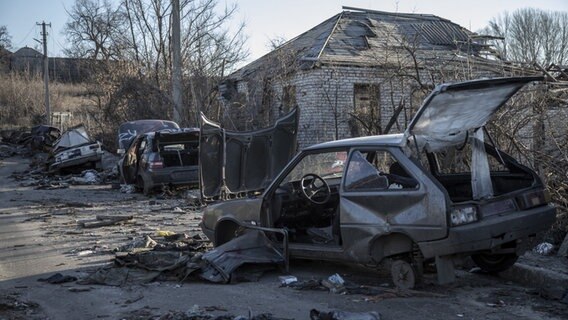 Durch russische Angriffe zerstörte Autos und Gebäude in Torske in der Ukraine. © picture alliance / AA | Narciso Contreras Foto: Narciso Contreras