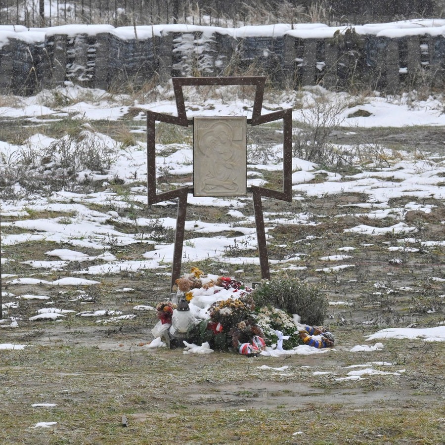 Ein Grab mit Blumen in der Umgebung von Bucha © picture alliance/dpa/BELGA Foto: Pool Philip Reynaers