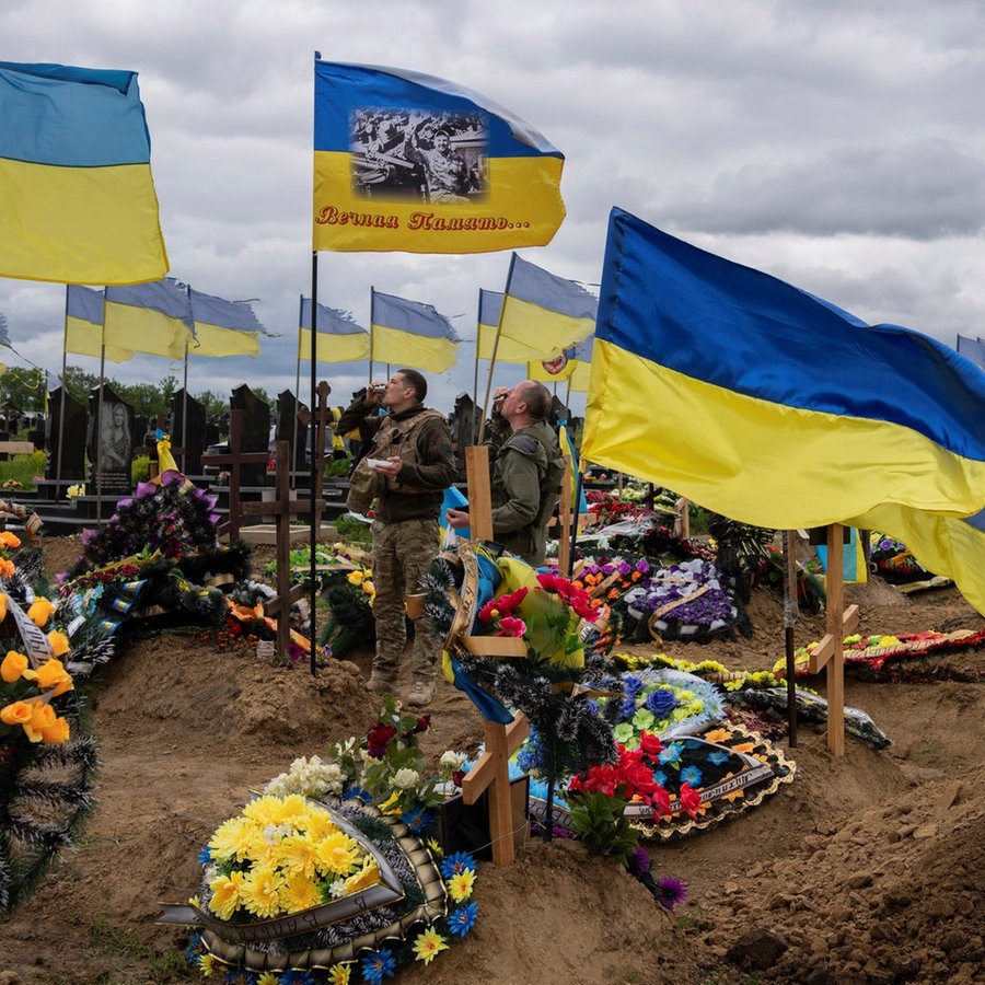 Gräber mit Fahnen auf dem Friedhof von Kharkiv in der Ost-Ukraine © picture alliance / ASSOCIATED PRESS Foto: Bernat Armangue