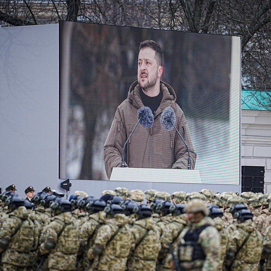 Wolodymyr Selenskyj, Präsident der Ukraine, spricht bei einer Militärparade vor der Sophienkathedrale zu den Soldaten. D © picture alliance/dpa Foto: Kay Nietfeld