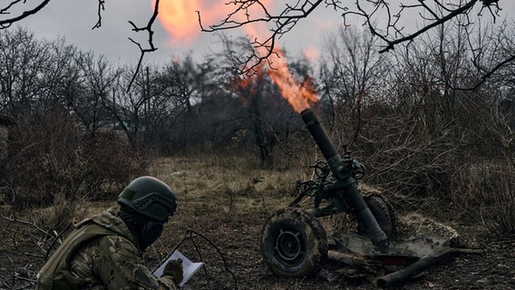 Bachmut: Freiwillige Soldaten feuern auf russische Stellungen. © picture alliance/dpa/Libkos/AP | 