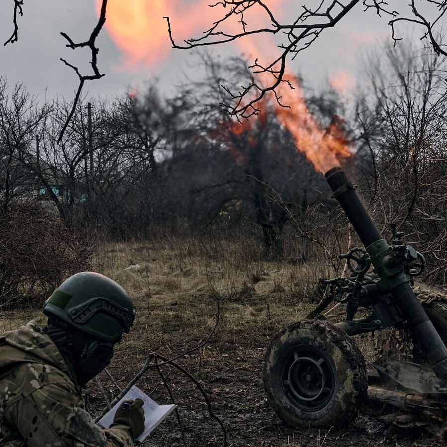 Bachmut: Freiwillige Soldaten feuern auf russische Stellungen. © picture alliance/dpa/Libkos/AP | 