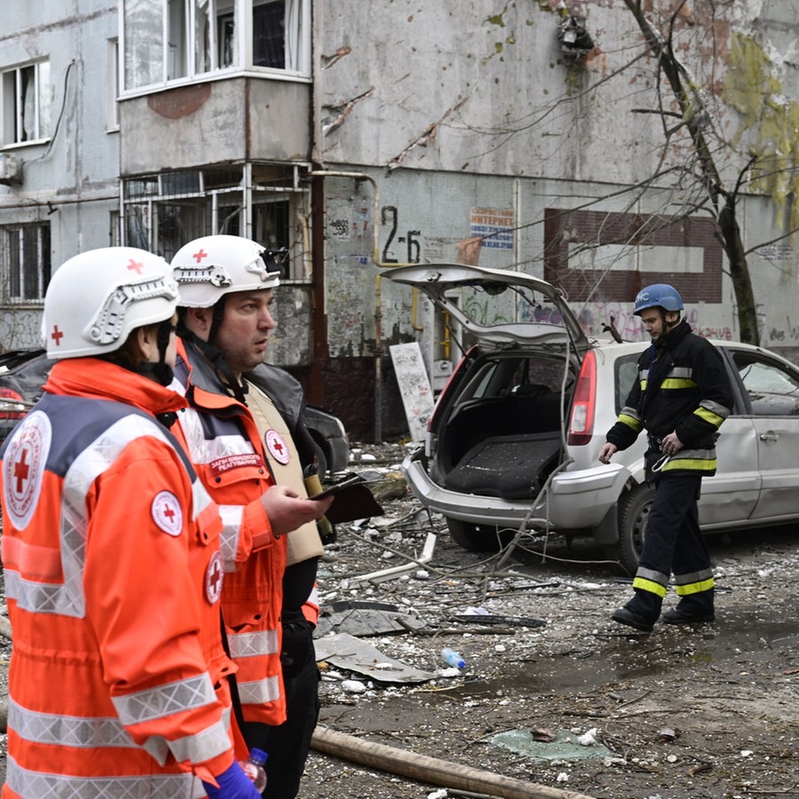 Rettungskräfte vor einem durch einen Angriff stark beschädigten Wohnhaus im ukrainischen Zaporizhzhia. © picture alliance / AA Foto: Muhammed Enes Yildirim