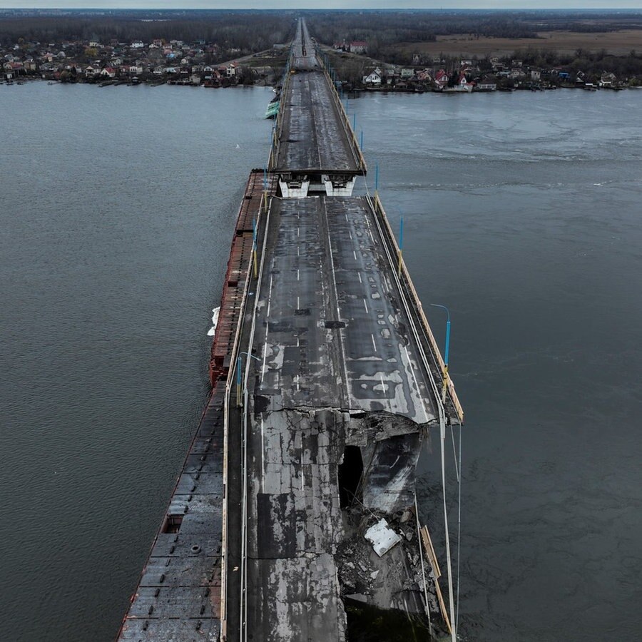 Die von den Russen Anfang November 2022 zerstörte Antonivsky Brücke, die über den Fluss Dnipro in Cherson führt. © picture alliance / ASSOCIATED PRESS | Bernat Armangue Foto: Bernat Armangue